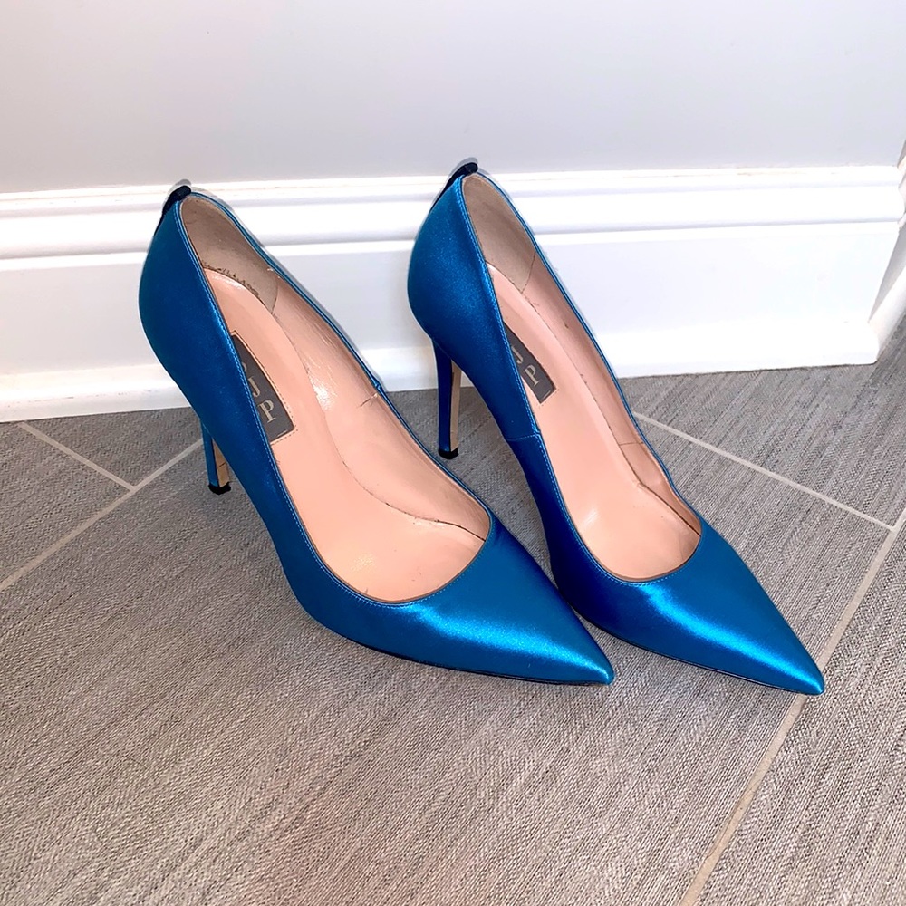 SJP by Sarah Jessica Parker women’s fawn satin high heel pumps - size US 7